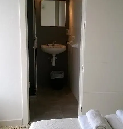 Hostal Paris Ciutadella-3